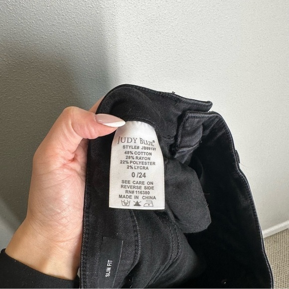 Judy Blue Lola Tapered Leg Black Jeans Distressed Knees Raw Hem Size 24 Women’s - Picture 10 of 11